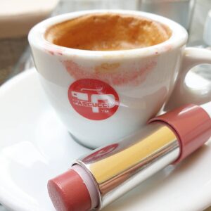 koffie en lipstick